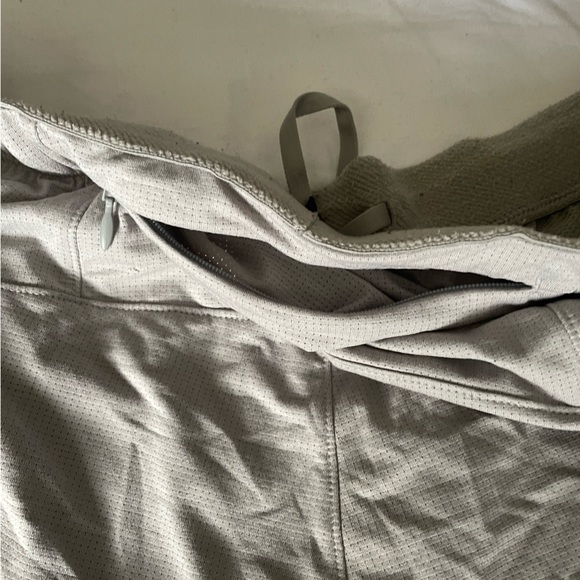 Beige Uniqlo shorts - Picture 4 of 4